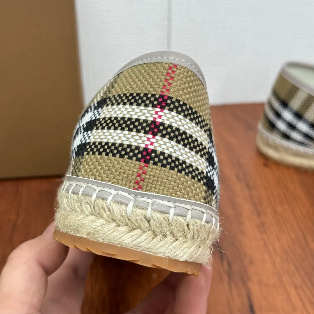 Batch 600 Burberry/Burberry new summer men's embroidered straw fisherman shoes, cool slip-on straw shoes! Encounter British fashion with Burberry espadrilles, a perfect blend of classic and fashionable. The unique printing on the upper is a manifestation of the brand's style. Every color and every pattern tells the story of England. Straw soles bring a natural texture, comfortable and chic. Whether you are strolling in the city streets or heading to the beach for vacation, it can add elegance and charm to you, easily become the center of attention, and start your own fashion journey. Classic knitted canvas upper, with thin calfskin lining suitable for summer, straw lining, genuine leather patch at the bottom of the heel, hemming technology, and Mark stitching details! Anti-slip rubber bottom layer, integrated injection molding of large LOGO letters and badges, multiple colors and styles to choose from, complete package! Size: 39-40-41-42-43-44 Normal size Item number: 2025-5 knitted brown